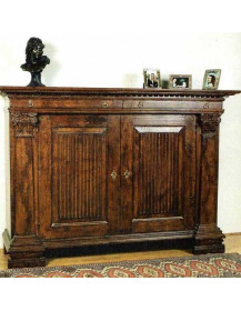 CREDENZA CON CAPITELLI