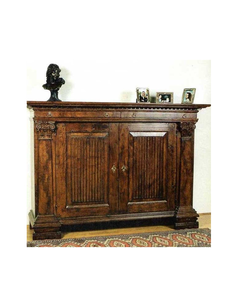 CREDENZA CON CAPITELLI