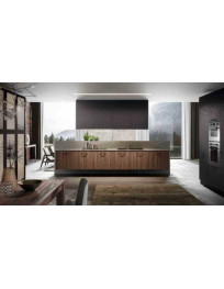 CUCINA LINEARE CON COLONNE LATERALI E SOGGIORNO IN CARATTERE