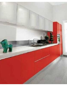 CUCINA LINEARE CON ANTE ROSSE E ALLUMINIO VETRO BIANCO