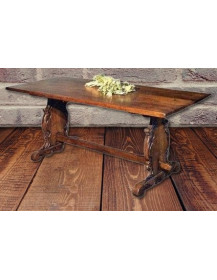 TAVOLO CON GAMBE INTAGLIATE