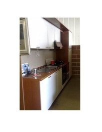 CUCINA CON MENSOLONE E FARETTI