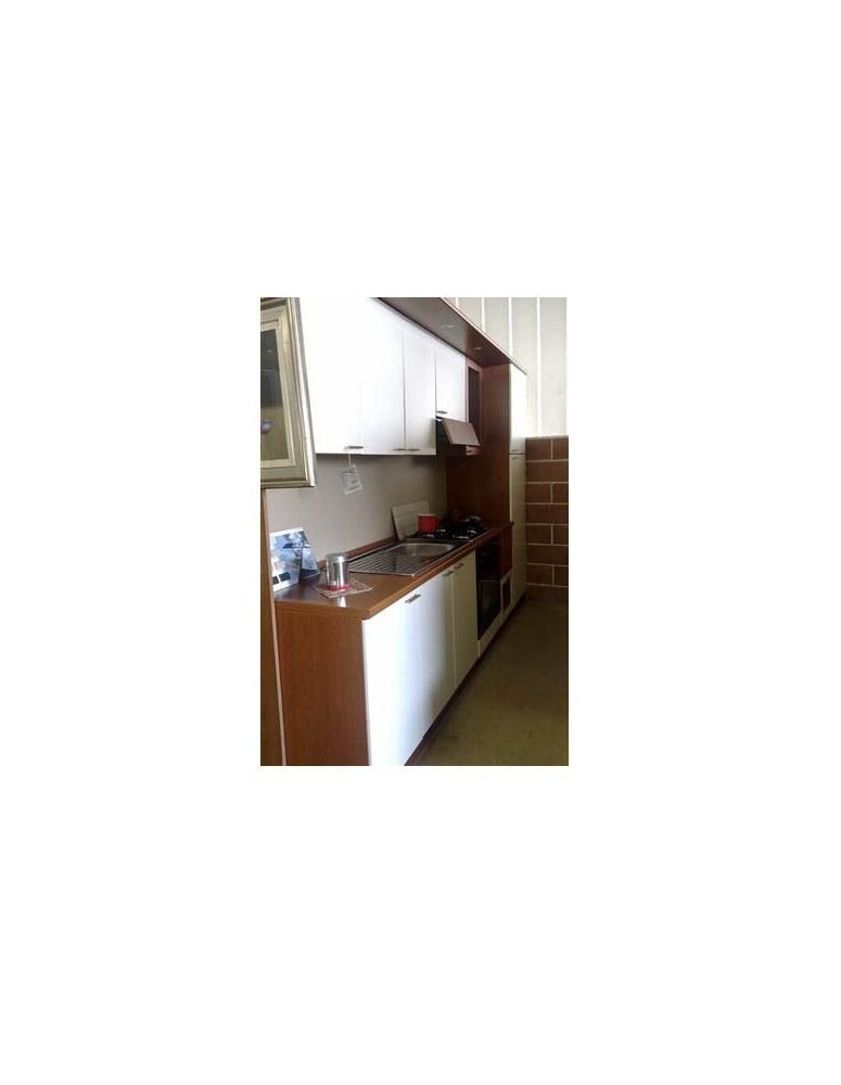 CUCINA CON MENSOLONE E FARETTI