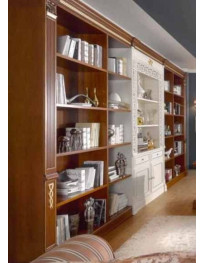 BOISERY A LIBRERIA IN LEGNO PATINATA E VERNICIATA  CON DECORI DORATI CON LIBRERIA CENTRALE LACCATA. LATO SX