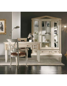 VETRINA CON INTAGLIO CON CIMASA E SCRITTOIO